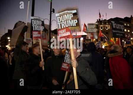 Menschen versammeln sich für das Nein zur Trumpf, Nein zur NATO, Hände weg von unseren NHS Demonstration am 3. Dezember 2019 in London, Vereinigtes Königreich. Donald Trump ist zu Besuch in London oder die NATO Staats- Gipfels am 70. Jahrestag der Organisation, die die Königin Hosting wird ein Empfang für die Staats- und Regierungschefs der NATO am Buckingham Palace. Inzwischen, es ist zu befürchten, dass Boris Johnson und Donald Trump in der Diskussion über die Öffnung des NHS zu US-Unternehmen werden. Veranstalter waren Gemeinsam gegen Trump, ist eine Zusammenarbeit zwischen dem Anschlag Trump Koalition und Stand bis zu Trumpf. Stockfoto