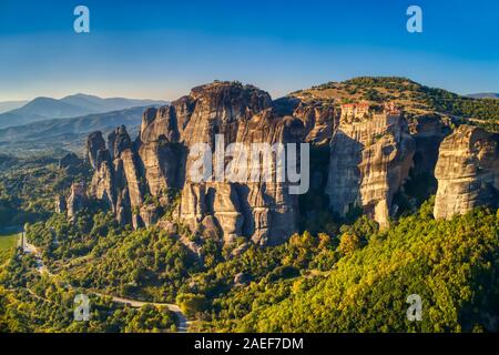 Luftaufnahme aus dem Kloster der Varlaam oben auf der Klippe in der Nähe von Meteora Kalampáka, Trikala, Griechenland Stockfoto