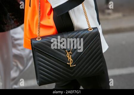 Mailand, Italien - 21 SEPTEMBER 2019: Frau mit schwarzem Leder Yves Saint Laurent Tasche mit goldenen Kette und Logo vor Giorgio Armani Fashion Show, Mila Stockfoto