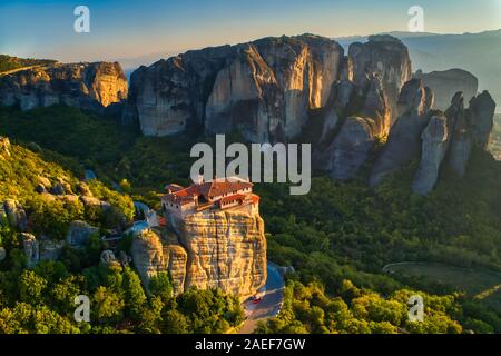 Luftaufnahme aus dem Kloster Rousanou oben auf der Klippe in der Nähe von Meteora Kalampáka, Trikala, Griechenland Stockfoto