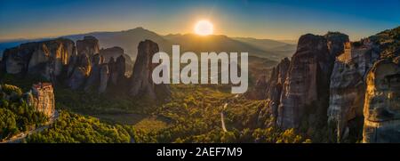 Landschaft mit Klöstern und Felsformationen in Meteora, Griechenland. während des Sonnenuntergangs. Stockfoto