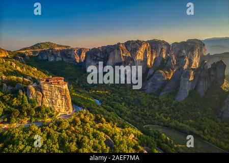 Luftaufnahme aus dem Kloster Rousanou oben auf der Klippe in der Nähe von Meteora Kalampáka, Trikala, Griechenland Stockfoto