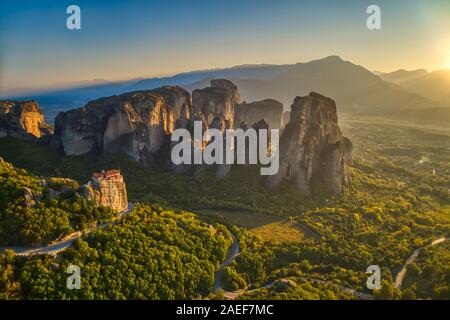 Luftaufnahme aus dem Kloster Rousanou oben auf der Klippe in der Nähe von Meteora Kalampáka, Trikala, Griechenland Stockfoto
