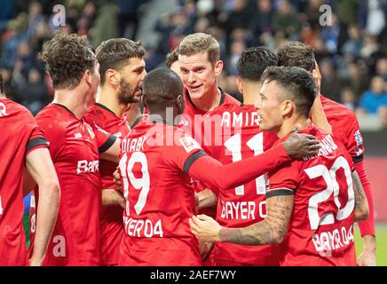 Leverkusen, Deutschland. 07 Dez, 2019. Jubel LEV für Torhüter Lucas ALARIO (LEV) nach dem Ziel machen es 2-0, Charles ARANGUIZ (LEV), Nadiem AMIRI (LEV), Sven BENDER (LEV), Moussa DIABY (LEV), Aleksandar DRAGOVIC (LEV), Fußball 1. Fussballbundesliga, 14. Spieltag, Bayer 04 Leverkusen (LEV) - FC Schalke 04 (GE) 2:1, am 07/12/2019 in Leverkusen/Deutschland. € | Nutzung der weltweiten Kredit: dpa/Alamy leben Nachrichten Stockfoto