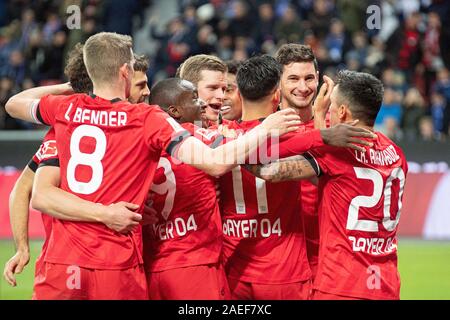 Leverkusen, Deutschland. 07 Dez, 2019. Jubel LEV für Torhüter Lucas ALARIO (LEV) nach dem Ziel machen es 2-0, Charles ARANGUIZ (LEV), Lucas ALARIO (LEV), Nadiem AMIRI (LEV), Sven BENDER (LEV), Moussa DIABY (LEV), Aleksandar DRAGOVIC (LEV), Lars BENDER (LEV) Fußball 1. 1. Fussballbundesliga, 14. Spieltag, Bayer 04 Leverkusen (LEV) - FC Schalke 04 (GE) 2:1, 07/12/2019 in Leverkusen/Deutschland. € | Nutzung der weltweiten Kredit: dpa/Alamy leben Nachrichten Stockfoto