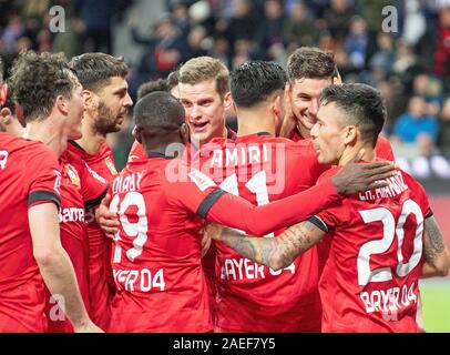 Leverkusen, Deutschland. 07 Dez, 2019. Jubel LEV für Torhüter Lucas ALARIO (LEV) nach dem Ziel machen es 2-0, Charles ARANGUIZ (LEV), Lucas ALARIO (LEV), Nadiem AMIRI (LEV), Sven BENDER (LEV), Moussa DIABY (LEV), Aleksandar DRAGOVIC (LEV), Fußball 1. 1. Fussballbundesliga, 14. Spieltag, Bayer 04 Leverkusen (LEV) - FC Schalke 04 (GE) 2:1, 07/12/2019 in Leverkusen/Deutschland. € | Nutzung der weltweiten Kredit: dpa/Alamy leben Nachrichten Stockfoto