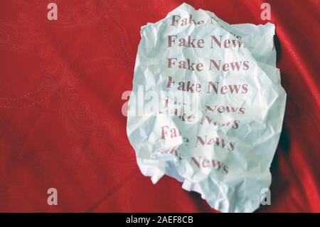 Gefälschte Nachrichten im Weißbuch Lügen gegen Farbe Hintergrund mit Kopie Raum auf der rechten Seite geschrieben Stockfoto