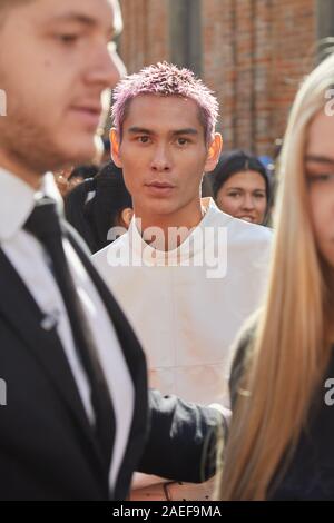 Mailand, Italien - 21 SEPTEMBER 2019: Evan Mock bevor Salvatore Ferragamo fashion show, Mailand Fashion Week street style Stockfoto