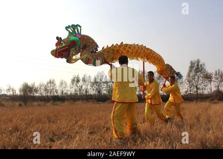 Hubei, Hubei, China. 9 Dez, 2019. Hubei, CHINA - Veteran Künstler Tanz der Drachen in einem Reisfeld nach einer Ernte im Oktober Dorf Yunmeng Wuluo Stadt, Grafschaft, xiaogan Stadt, der Provinz Hubei in Zentralchina, Dez. 3, 2019. Diese Drachen Tänzer sind nicht-genetischen Erben der älteren Gruppe in wuluo Stadt, und sie erben das kulturelle Erbe von ihren Vorfahren. Credit: SIPA Asien/ZUMA Draht/Alamy leben Nachrichten Stockfoto