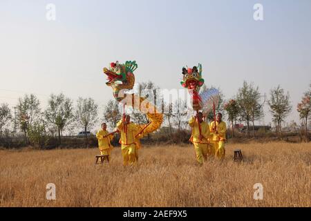 Hubei, Hubei, China. 9 Dez, 2019. Hubei, CHINA - Veteran Künstler Tanz der Drachen in einem Reisfeld nach einer Ernte im Oktober Dorf Yunmeng Wuluo Stadt, Grafschaft, xiaogan Stadt, der Provinz Hubei in Zentralchina, Dez. 3, 2019. Diese Drachen Tänzer sind nicht-genetischen Erben der älteren Gruppe in wuluo Stadt, und sie erben das kulturelle Erbe von ihren Vorfahren. Credit: SIPA Asien/ZUMA Draht/Alamy leben Nachrichten Stockfoto