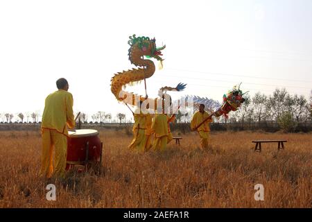 Hubei, Hubei, China. 9 Dez, 2019. Hubei, CHINA - Veteran Künstler Tanz der Drachen in einem Reisfeld nach einer Ernte im Oktober Dorf Yunmeng Wuluo Stadt, Grafschaft, xiaogan Stadt, der Provinz Hubei in Zentralchina, Dez. 3, 2019. Diese Drachen Tänzer sind nicht-genetischen Erben der älteren Gruppe in wuluo Stadt, und sie erben das kulturelle Erbe von ihren Vorfahren. Credit: SIPA Asien/ZUMA Draht/Alamy leben Nachrichten Stockfoto