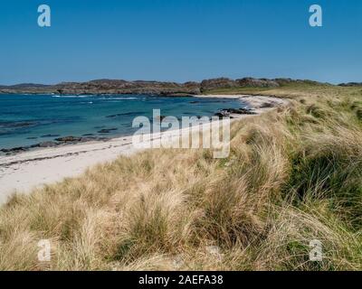 Einsame Ardskenish Strand, Dünen und Dune grass (marram Gras) im Sommer, von der Insel Colonsay, Innere Hebriden, Schottland, Großbritannien