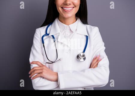 7/8-Foto von braunen Haare Mädchen Doktor Arbeit im Krankenhaus Cross Hands bereit, beraten Patienten tragen Stethoskop weißen Mantel über Grau isoliert Stockfoto