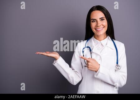 Close-up Portrait von ihr, daß sie schöne attraktive heitres Mädchen brunet Holding auf Palm demonstrieren Medizinische meds Pille Schmerzmittel Medikamente Apotheke Stockfoto