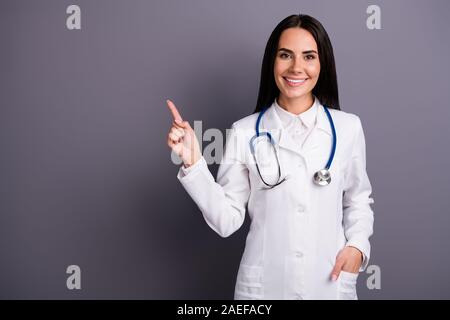 Portrait von ihr, daß sie schön schön schön schön Heiter Heiter brunet Mädchen zeigen kopieren Raum professionelle medizinische Fachberatung auf isolierte Stockfoto