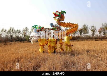 Hubei, Hubei, China. 9 Dez, 2019. Hubei, CHINA - Veteran Künstler Tanz der Drachen in einem Reisfeld nach einer Ernte im Oktober Dorf Yunmeng Wuluo Stadt, Grafschaft, xiaogan Stadt, der Provinz Hubei in Zentralchina, Dez. 3, 2019. Diese Drachen Tänzer sind nicht-genetischen Erben der älteren Gruppe in wuluo Stadt, und sie erben das kulturelle Erbe von ihren Vorfahren. Credit: SIPA Asien/ZUMA Draht/Alamy leben Nachrichten Stockfoto