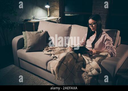 Profil Foto von homey Lady spannenden historischen Roman interessiert Book Worm Sofa fallen, warme karierte Decke legere Kleidung Brille lesen Stockfoto