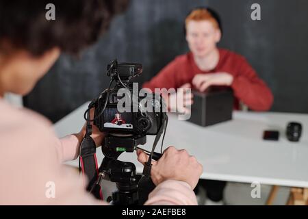 Die Hände der jungen Fahrer durch die Kamera schießen moderne männliche Vlogger Stockfoto