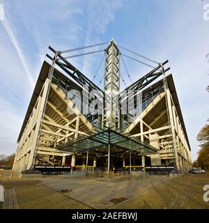 Die Außenseite des Rheinenergie Stadion, Fußball Stadion von Köln club 1. FC Köln, an einem sonnigen Wintertag, mit blauem Himmel und weißen Wolken, niemand Stockfoto