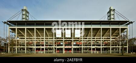 Die Außenseite des Rheinenergie Stadion, Fußball Stadion von Köln club 1. FC Köln, an einem sonnigen Wintertag, mit blauem Himmel und weißen Wolken, niemand Stockfoto