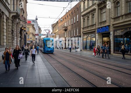 Zagreb, Kroatien - Blaue Straßenbahn auf den Straßen der Stadt Stockfoto