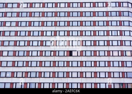 Reihen geschlossener Fenster nur ein Fenster geöffnet Stockfoto