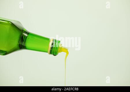 Öl gießen aus dem Glas Flasche. Feines Pflanzenöl, Nahaufnahme Stockfoto
