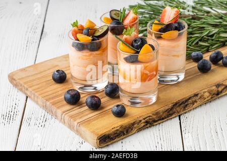 Gastronomie, Bankett oder Party Food Konzept. Dessert im Glas mit Brombeeren und Minze auf Corporate Event, Weihnachten, Geburtstag, Hochzeit celebrati Stockfoto