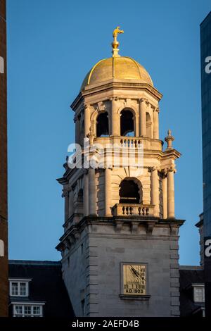 Der Uhrturm des Royal Insurance Building, heute ein Aloft Hotel in Liverpool, Großbritannien Stockfoto