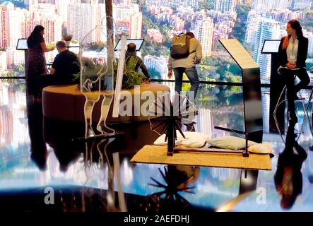 Madrid, Spanien. 09 Dez, 2019. Auf der UN-Klimakonferenz, die Teilnehmer stehen auf einer reflektierenden Oberfläche vor einem Foto Projektion. Vor es ist eine Installation auf Mahatma Gandhi und das Symbol der indischen Widerstand gegen England, das Spinnrad. Credit: Clara Margais/dpa/Alamy leben Nachrichten Stockfoto