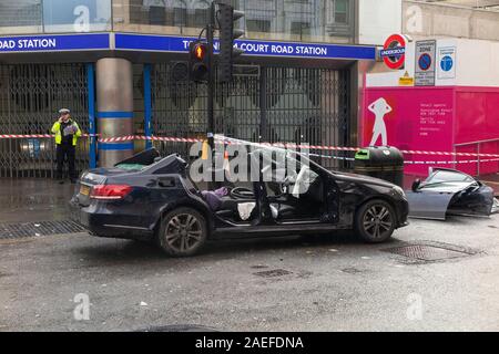 Ein Mercedes Auto außerhalb der U-Bahn-Station Tottenham Court, hatte er seine Türen und Dach nach einem Crash entfernt Stockfoto