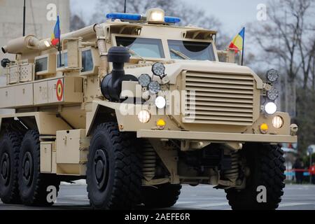 Bukarest, Rumänien - Dezember 1, 2019: MRAP COUGAR Bekämpfung von gepanzerten Fahrzeug in der rumänischen nationalen Tag militärische Parade. Stockfoto