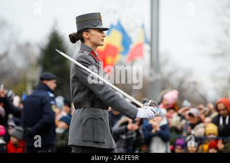 Bukarest, Rumänien - Dezember 01, 2019: weibliche Soldaten des Ersten Weltkrieges reenactor Teil an der rumänischen nationalen Tag militärische Parade nehmen. Stockfoto