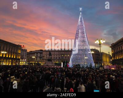 Mailand, Italien - 7. Dezember, 2019 verschwommen Menschen sammelt als Masse an der Piazza Duomo in Mailand zu Weihnachten willkommen Stockfoto