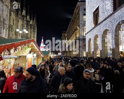 Mailand, Italien - 7. Dezember, 2019 verschwommen Menschen der traditionelle Weihnachtsmarkt auf dem Corso Vittorio Emanuele neben dem Duomo in Mailand besuchen Stockfoto