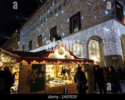 Mailand, Italien - 7. Dezember, 2019 Kiosk der traditionellen Chrisstmas Markt im Corso Vittorio Emanuele in Mailand mit der Weihnachten Licht der Rinasce Stockfoto