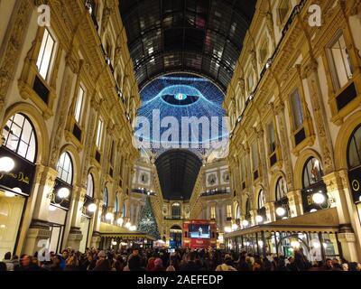 Mailand, Italien - 7. Dezember 2019 Masse von Menschen besuchen das Innere der Galerie Vittorio Emanuele in Mailand im Dezember Weihnachtszeit Stockfoto