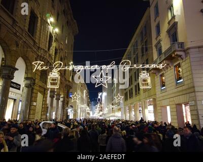 Mailand, Italien - 7. Dezember, 2019 Massen von Menschen auf der Straße Corso Vittorio Emanuele besuchen Stores und Weihnachtszeit feiern in Mailand, Italien. Stockfoto