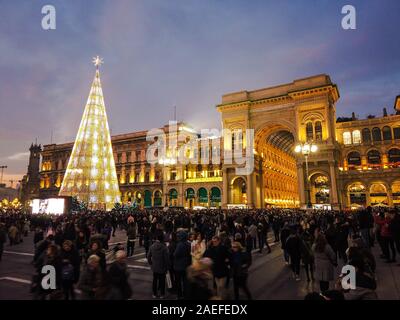 Mailand, Italien - 7. Dezember, 2019 Menschenmassen Raffungen an der Piazza Duomo in Mailand zu Weihnachten willkommen in der Galerie Vittorio Emanuele auf der Ba Stockfoto