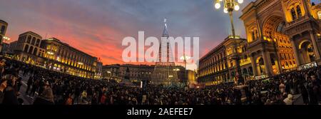 Mailand, Italien - 7. Dezember, 2019 Panoramablick auf einer Masse von Leuten, die Piazza Duomo Mailand mit seinen jeweiligen Weihnachtsbaum Beleuchtung bei Dämmerung Stockfoto