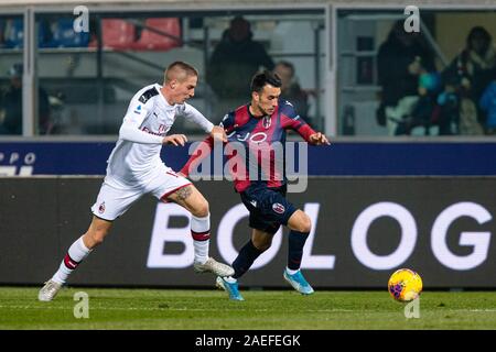 Nicola Sansone (Bologna) und Andrea Conti (Mailand) in Bologna gegen Mailand, Bologna, Italien, 08. Dez 2019, Fußball Italienische Fußball Serie A Männer Meisterschaft Stockfoto