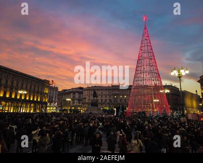 Mailand, Italien - 7. Dezember, 2019 Menschenmassen Raffungen an der Piazza Duomo in Mailand zu Weihnachten willkommen Stockfoto