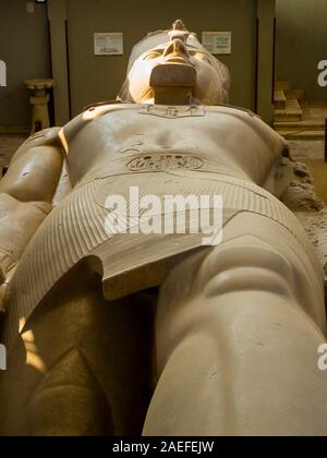 Riesige Statue von Ramses II., mit Rahina Museum in Memphis, Kairo, Ägypten Stockfoto