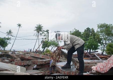 Flutopfer sammelt Gegenstände von einer beschädigten Hauses in Carita Bezirk, Provinz Banten, Indonesien am 28. Dezember 2018 Stockfoto