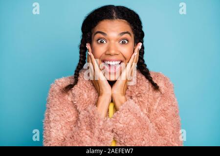 Close-up Portrait von ihr, daß sie schöne attraktive Heiter fröhlichen Verrückten brunet Mädchen mit rosa Jacke schwarz Freitag emotion Ausdruck isoliert auf hellen Stockfoto