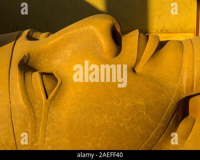 Riesige Statue von Ramses II., mit Rahina Museum in Memphis, Kairo, Ägypten Stockfoto