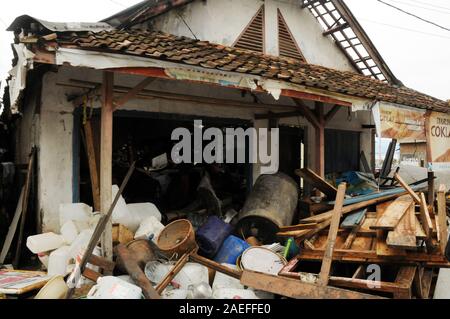 Flutopfer sammelt Gegenstände von einer beschädigten Hauses in Carita Bezirk, Provinz Banten, Indonesien am 28. Dezember 2018 Stockfoto