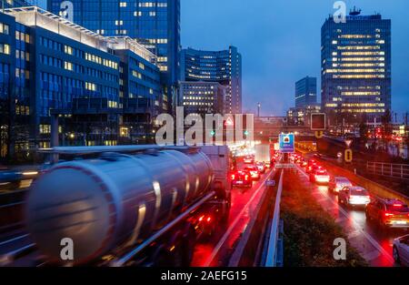 Essen, Ruhrgebiet, Nordrhein-Westfalen, Deutschland - Lkw auf der Autobahn A40 während der Abendstunden in der Essener Innenstadt. Essen, Ruhrgebiet, Nordrhein- Stockfoto