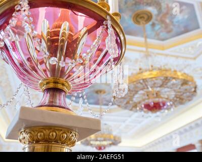 Innenraum des Grand Palace in Tsaritsyno; Catherine Festsaal; Ballsaal; die russische Kultur und Erbe; Crystal Stehleuchte Stockfoto