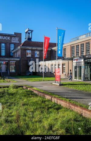 Bochum, Ruhrgebiet, Nordrhein-Westfalen, Deutschland - TGW Technologie- und Gruenderzentrum Wattenscheid auf der ehemaligen Zeche Holland mit der neu r Stockfoto